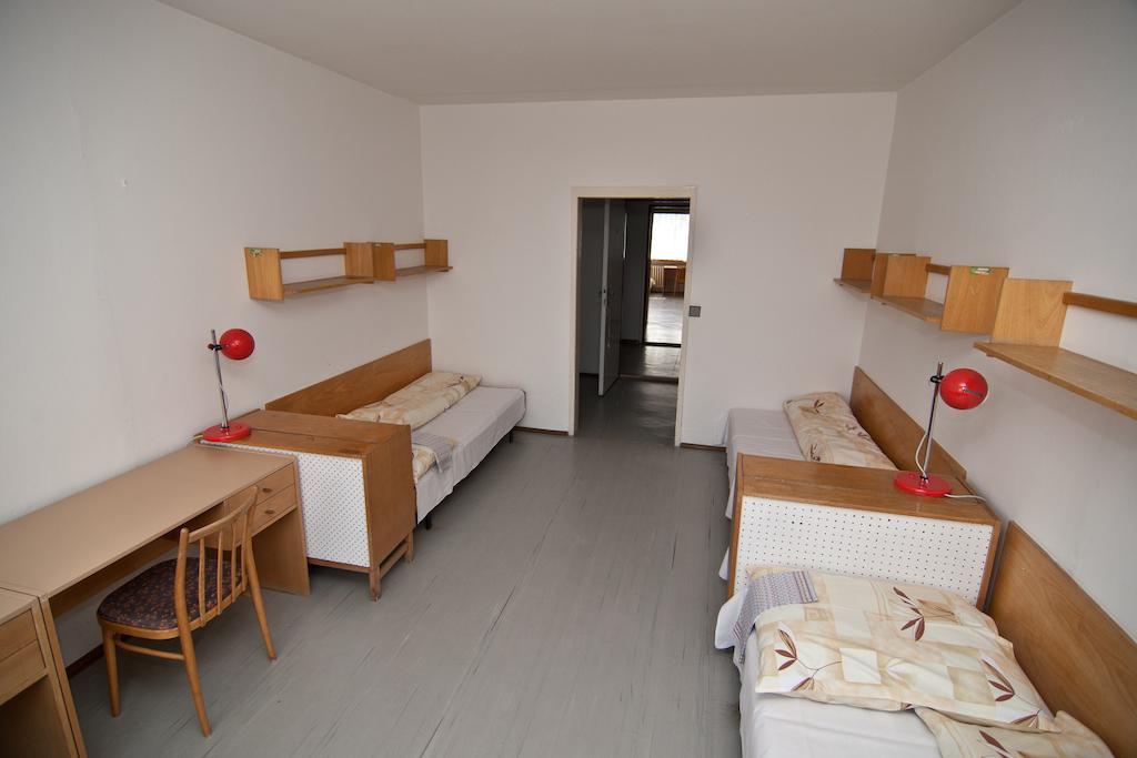 Domov Mladeze A Skolni Jidelna Karlovy Vary Room photo